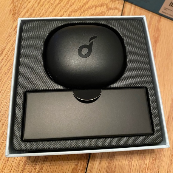 Noise canceling earbuds - Picture 2 of 6